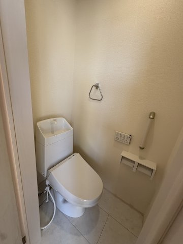 【トイレ】 | 福岡市西区横浜1丁目　3号棟（全6棟）【仲介手数料無料・0円】 | 現地写真。2階にもトイレです。