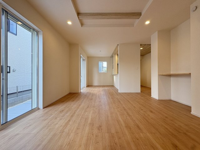 【居間・リビング】 | 福岡市西区横浜1丁目　3号棟（全6棟）【仲介手数料無料・0円】 | 現地写真。