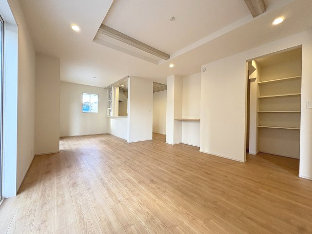 【居間・リビング】 | 福岡市西区横浜1丁目　3号棟（全6棟）【仲介手数料無料・0円】 | 現地写真。リビングです。