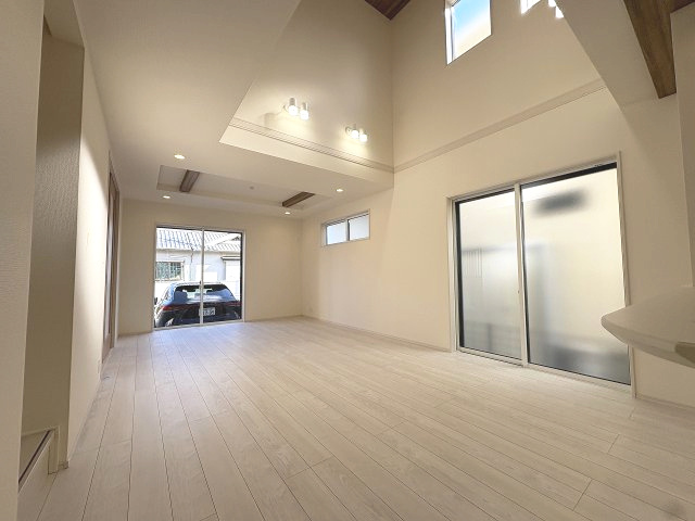 【居間・リビング】 | 福岡市西区横浜1丁目　4号棟（全6棟）【仲介手数料無料・0円】 | 現地写真。