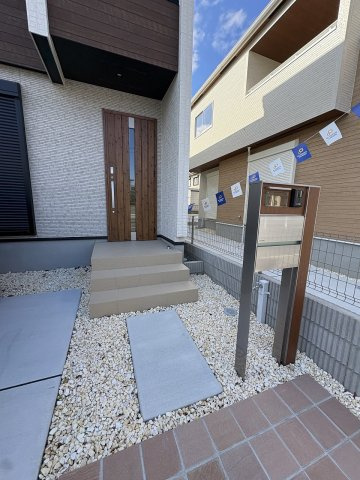 【玄関】 | 福岡市西区横浜1丁目　4号棟（全6棟）【仲介手数料無料・0円】 | 現地写真。