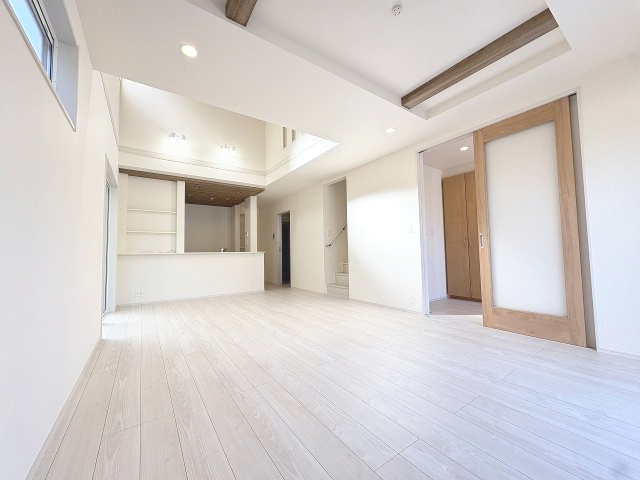 【居間・リビング】 | 福岡市西区横浜1丁目　4号棟（全6棟）【仲介手数料無料・0円】 | 現地写真。