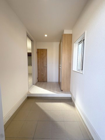 【玄関】 | 福岡市西区横浜1丁目　4号棟（全6棟）【仲介手数料無料・0円】 | 現地写真。