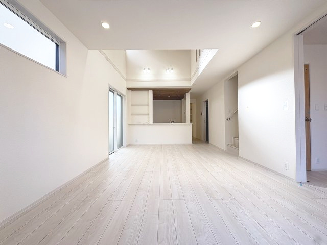 【居間・リビング】 | 福岡市西区横浜1丁目　4号棟（全6棟）【仲介手数料無料・0円】 | 現地写真。リビングです。