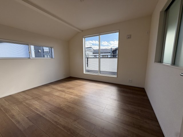 【寝室】 | 福岡市西区横浜1丁目　6号棟（全6棟）【仲介手数料無料・0円】 | 現地写真。2階主寝室です。