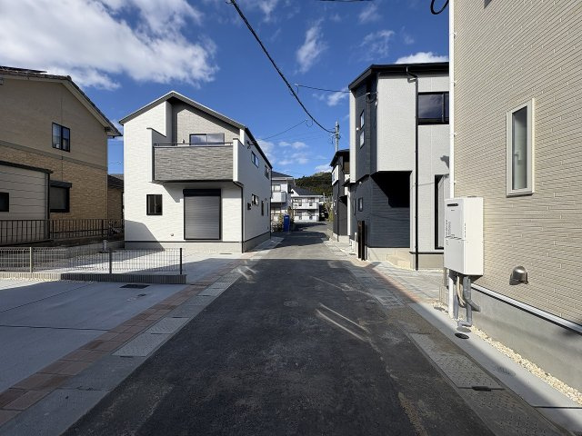 【その他】 | 福岡市西区横浜1丁目　6号棟（全6棟）【仲介手数料無料・0円】 | 現地写真。前面道路です。