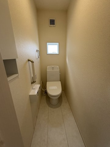 【トイレ】 | 福岡市西区横浜1丁目　6号棟（全6棟）【仲介手数料無料・0円】 | 現地写真。2階にもトイレです。