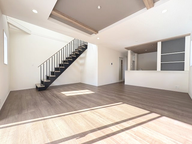 【居間・リビング】 | 福岡市西区横浜1丁目　6号棟（全6棟）【仲介手数料無料・0円】 | 現地写真。リビングです。