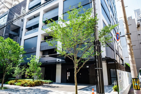 【駐車場】 | 【敷地内駐車場】きちんと整備されたきれいな駐車場入り口！十分な広さがあり、車の出し入れもスムーズに！