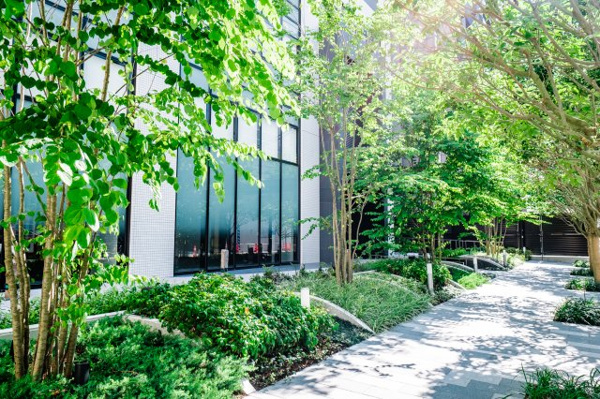 【庭】 | 【フロントガーデン】エントランス周辺です。住まう人だけでなく、道行く人の目や心にとまる、憩いの空間。