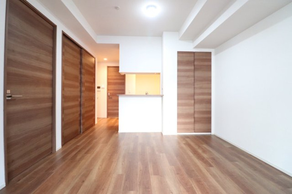 【居間・リビング】 | 【リビングダイニング】約13.8帖！床暖房完備で冬でも足元あたたかいです◎