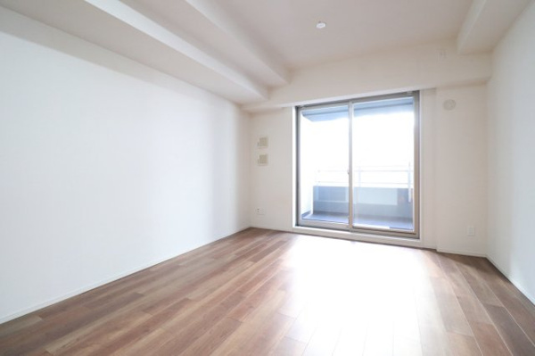 【居間・リビング】 | 【リビングダイニング】窓からたくさんの陽が差し込み、お部屋全体がとても明るく、暖かみある空間です☆