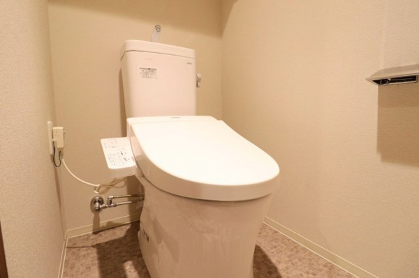 【トイレ】 | 【トイレ】清潔感漂う、白を基調としたトイレ！温水洗浄便座で365日快適！