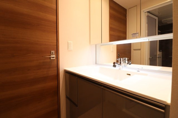 【独立洗面台】 | 【独立洗面台】三面鏡裏収納でばらつきやすい小物類も収納できるので、見た目もすっきり◎