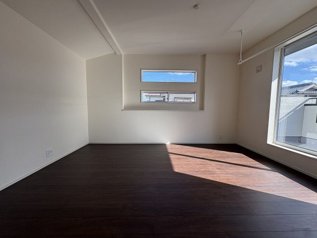 【寝室】 | 福岡市西区横浜1丁目　2号棟（全6棟）【仲介手数料無料・0円】 | 現地写真。2階主寝室です。