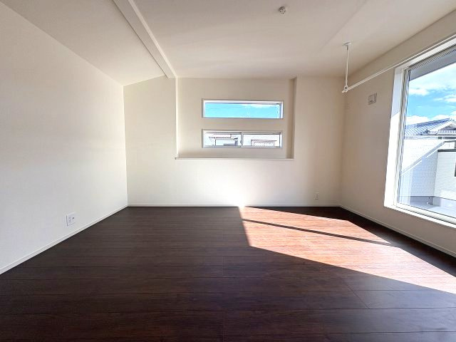 【寝室】 | 福岡市西区横浜1丁目　2号棟（全6棟）【仲介手数料無料・0円】 | 現地写真。2階主寝室です。