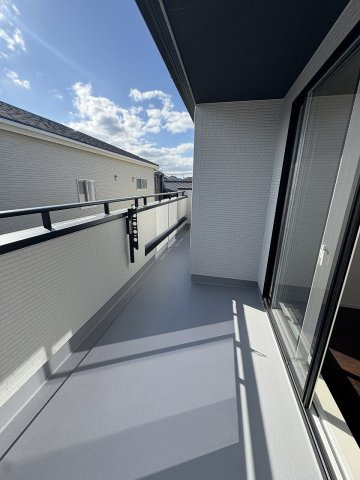 【バルコニー】 | 福岡市西区横浜1丁目　2号棟（全6棟）【仲介手数料無料・0円】 | 施工例。施工例は完成時と異なる場合があります。