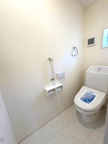 【トイレ】 | 福岡市西区横浜1丁目　2号棟（全6棟）【仲介手数料無料・0円】 | 現地写真。2階にもトイレです。