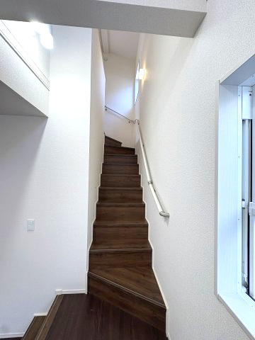【内装】 | 福岡市西区横浜1丁目　2号棟（全6棟）【仲介手数料無料・0円】 | 現地写真。2階へ上がる階段です。手摺もついて安全ですね。