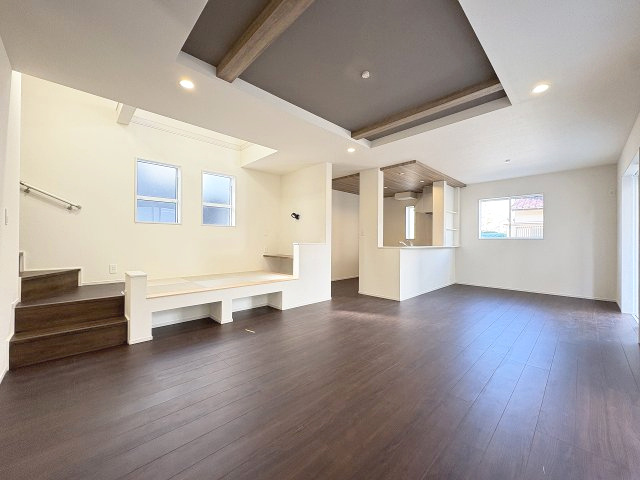 【居間・リビング】 | 福岡市西区横浜1丁目　2号棟（全6棟）【仲介手数料無料・0円】 | 現地写真。