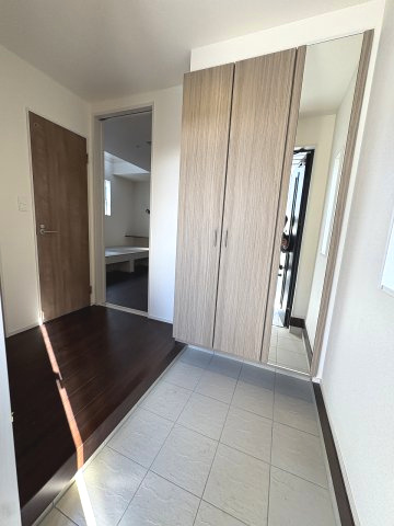 【居間・リビング】 | 福岡市西区横浜1丁目　2号棟（全6棟）【仲介手数料無料・0円】 | 現地写真。リビングです。