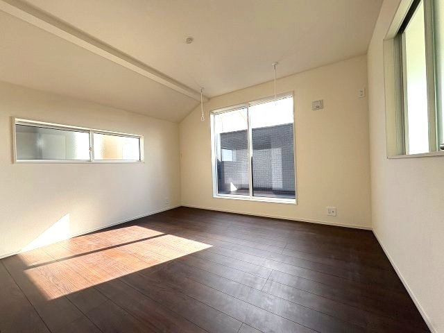 【寝室】 | 福岡市西区横浜1丁目　5号棟（全6棟）【仲介手数料無料・0円】 | 現地写真。2階主寝室です。