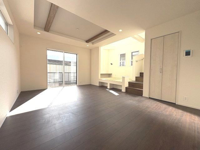【居間・リビング】 | 福岡市西区横浜1丁目　5号棟（全6棟）【仲介手数料無料・0円】 | 現地写真。