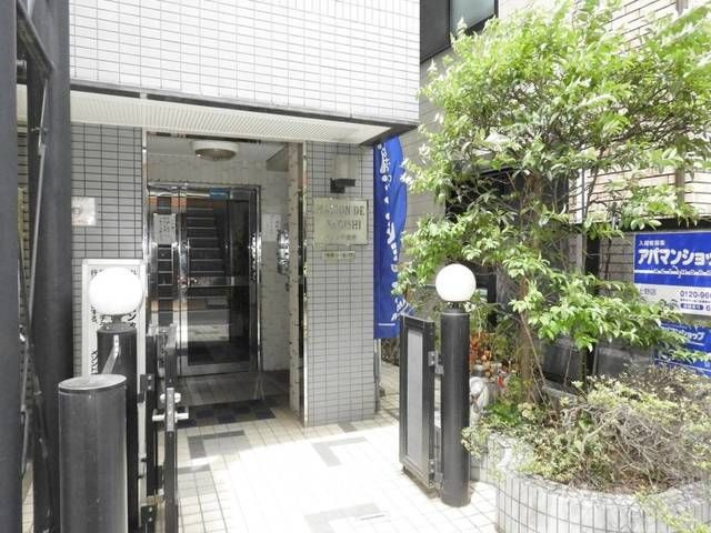 メゾンド根岸のエントランス