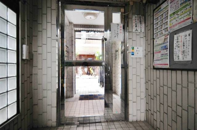 メゾンド根岸のエントランス