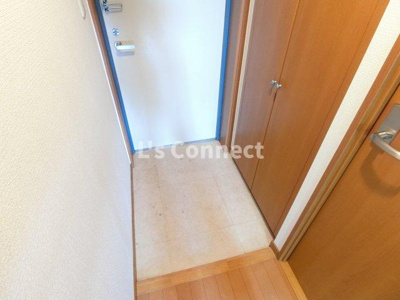 【玄関】 | パティオ市名坂 | 背の高い下駄箱で靴も収納できます。