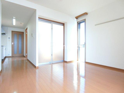 【内装】 | パティオ市名坂 | 角部屋で２面に窓があります。