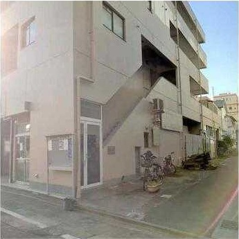 寿ビルのエントランス