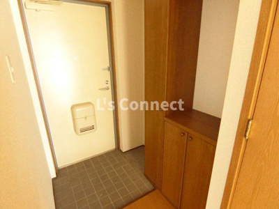 【玄関】 | エスポワール栗原 | 背の高い下駄箱で靴も収納できます。