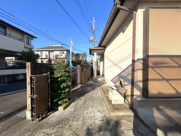 宇都宮市緑２丁目　2ＳＬＤＫ　中古住宅の前面道路含む現地写真