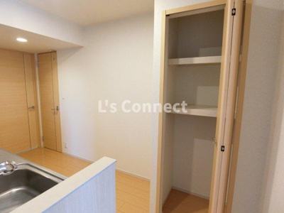 【設備】 | メープルランド | キッチンにも収納付き。