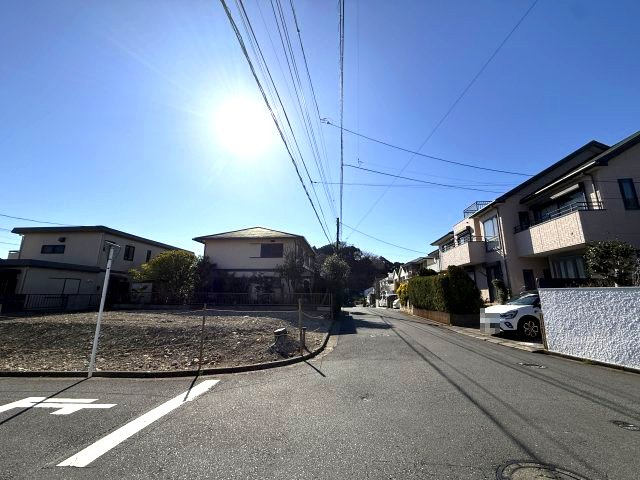 角地　閑静な住宅街　更地の前面道路含む現地写真|前面道路