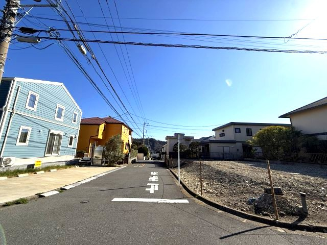 角地　閑静な住宅街　更地の前面道路含む現地写真|前面道路