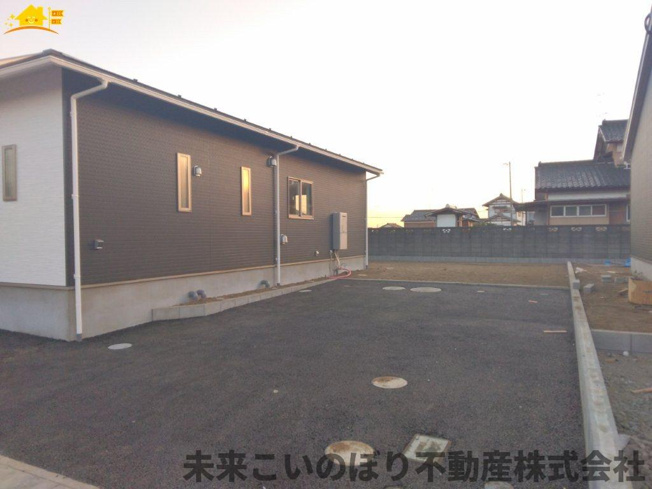 【駐車場】 | Cradlegarden加須市水深第3　5号棟 | 駐車スペースはゆとりのある2台分確保されています。
車の運転が不安な方もゆっくり入出庫できるので安心です。