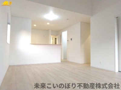 【居間・リビング】 | Cradlegarden加須市水深第3　5号棟 | 一日の中で多くの時間を過すことになるリビングダイニングだからこそ、いつも穏やかな空間であることが必然。爽やかな通風と採光を存分に感じる事が出来る空間です。
