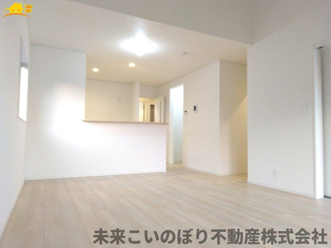 【居間・リビング】 | Cradlegarden加須市水深第3　5号棟 | 一日の中で多くの時間を過すことになるリビングダイニングだからこそ、いつも穏やかな空間であることが必然。爽やかな通風と採光を存分に感じる事が出来る空間です。
