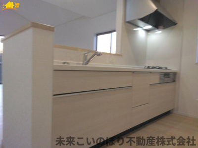 【キッチン】 | Cradlegarden加須市水深第3　5号棟 | 対面キッチンならつくりたてのお料理をすぐに食卓へ♪配膳しながら調理ができるので調理スペースを広く使用でき、作業効率も上がります♪