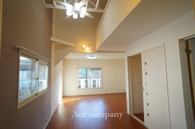 【居間・リビング】 | 八尾市栄町2丁目 | 【LDK：約16.7帖】ゆとりあるリビング＆ダイニング♪ダイニング上部は勾配天井で開放感があります☆