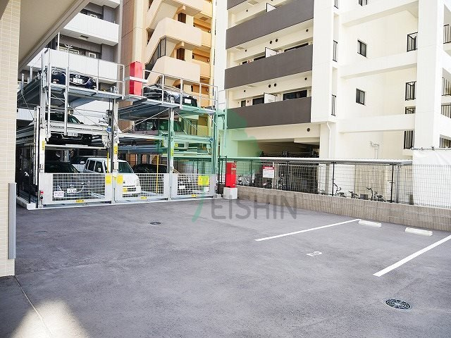 エンクレストベイ天神東3の駐車場