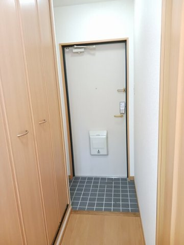 アルモニーＢの玄関|収納もある玄関です