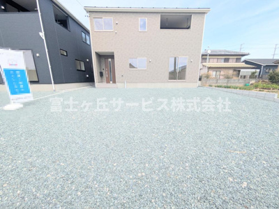 【駐車場】 | 浜松市中央区河輪町 2期 新築一戸建て 2号棟 | ８台駐車可能です