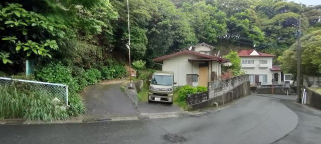 長府新松原町　中古住宅の前面道路含む現地写真