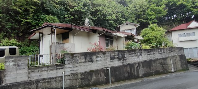 長府新松原町　中古住宅の前面道路含む現地写真