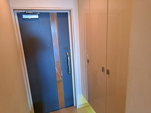 サーパス城山一番館の玄関|天井高のシューズボックス