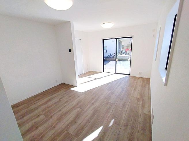 茅ヶ崎市柳島海岸　中古戸建の居間・リビング|こちらの居間で趣味の時間をお楽しみください