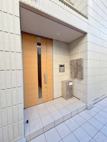 Ｖｉｌｌａ　Ｌｕｍｉｎｏｓａのエントランス|★オートロックと宅配ＢＯＸ付き★